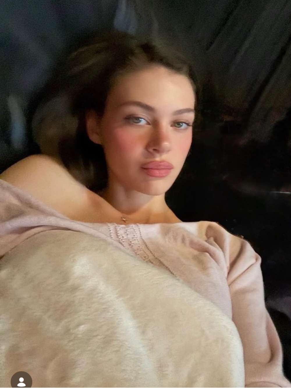 Dewy off top pink

As seen on nicola peltz beckham

Celebrity closet item